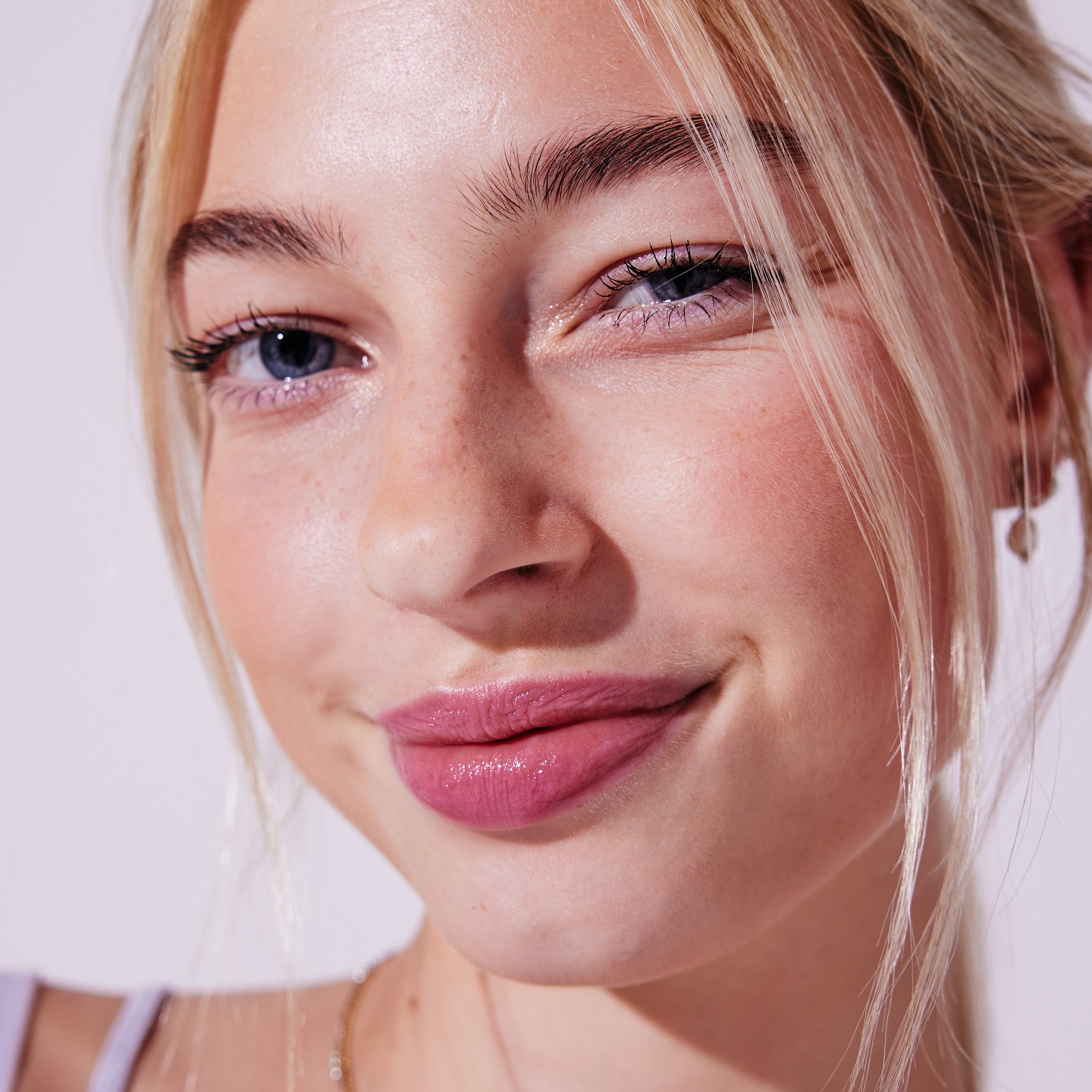 Nearly Natural Makeup Set Colourless model 3